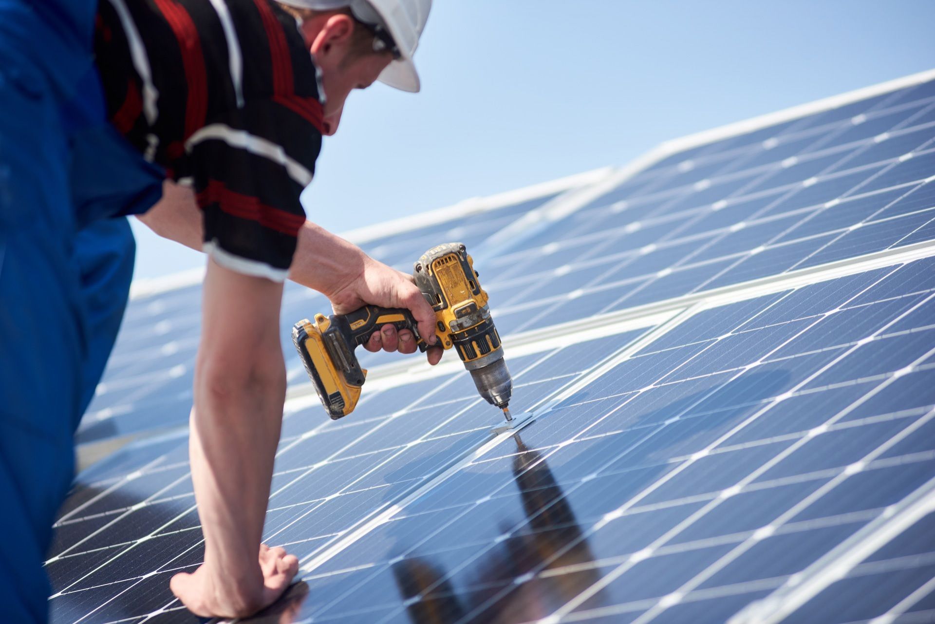 Ein Mann befestigt ein Solarpanel